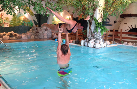 Julius Bitterling, Akrobat, Aquatherapie, Aquatraining bei Margot Zeitvogel-Schönthier, Flexibilität, Stabilität