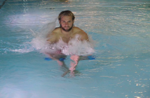 Aquatraining, Aquatherapie bei Margot Zeitvogel-Schönthier, Klick unterm Bein mit Hanteln Aquatraining, Aquatherapie bei Margot Zeitvogel-Schönthier, Klick unterm Bein mit Hanteln