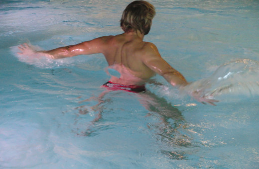 Aquatraining, Aquatherapie bei Margot Zeitvogel-Schönthier, Mobilisierung Schultergürtel mit dem Butterfly zurück Aquatraining, Aquatherapie bei Margot Zeitvogel-Schönthier, Mobilisierung Schultergürtel mit dem Butterfly zurück